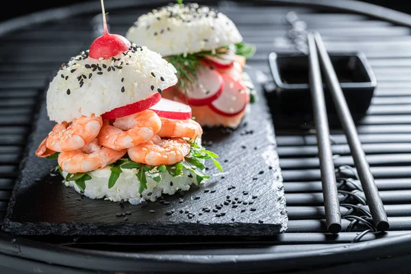 Gesunder Sush Burger Mit Fisch Und Garnelen Als Japanische Vorspeise — Stockfoto
