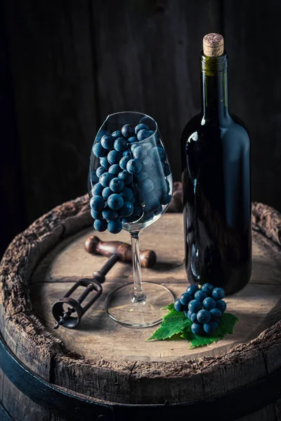 Rotwein Und Dunkle Trauben Wein Und Ein Glas Auf Einem — Stockfoto
