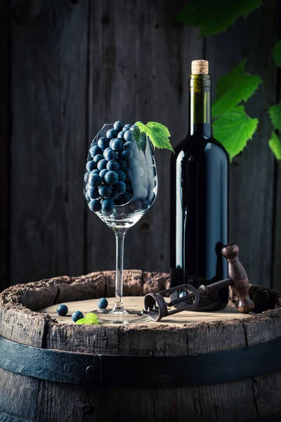 Rotwein Und Dunkle Trauben Auf Alten Fässern Konzept Für Die — Stockfoto