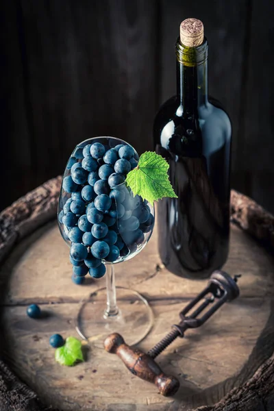 Röda Druvor Glas Och Flaska Vin Och Ett Glas Träfat — Stockfoto