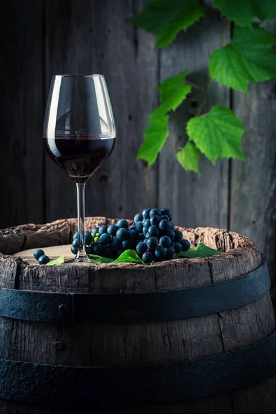 木製の樽に赤ワインとダークブドウのガラス ワイン産業 — ストック写真