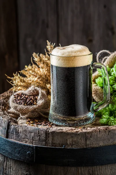 Dark Beer Foam Brewing Industry Dark Beer Wooden Barrel — Stock Photo, Image