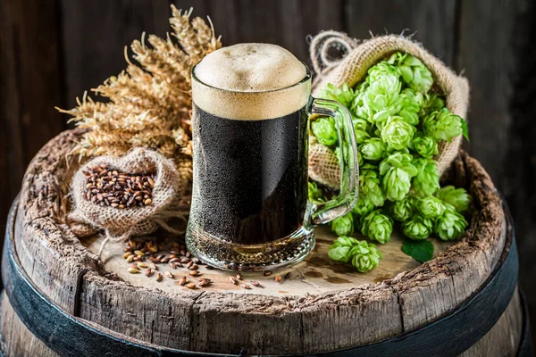 Темне Пиво Піною Старій Бочці Пивоварна Промисловість Темне Пиво Дерев — стокове фото