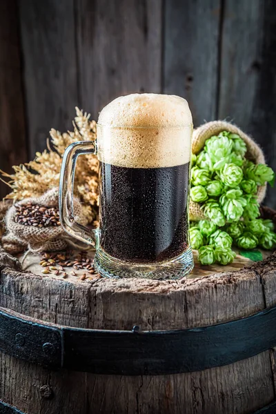 Пінта Темного Пива Піною Старій Дубовій Бочці Пивоварна Промисловість — стокове фото