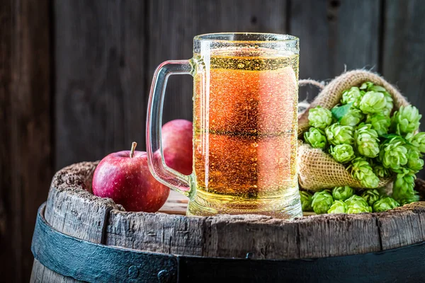 Gros Plan Bière Cidre Faite Pommes Avec Des Bulles Industrie — Photo