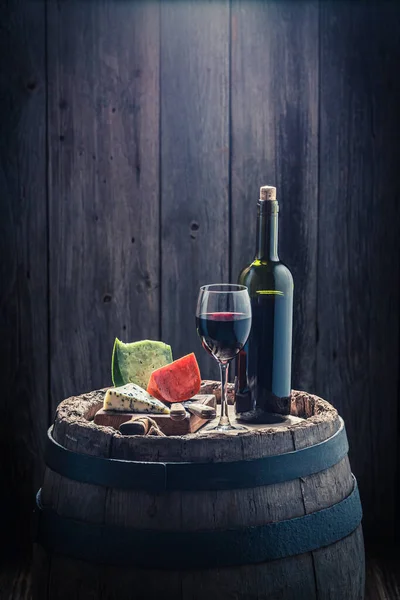 Rotwein Und Eine Mischung Aus Käse Den Farben Der Italienischen — Stockfoto