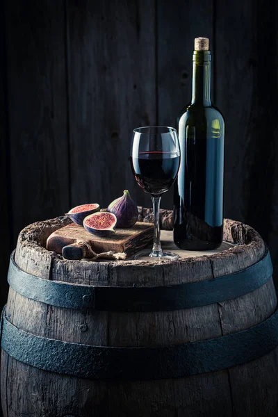 Wein Glas Und Feigen Eichenfass Weinindustrie — Stockfoto