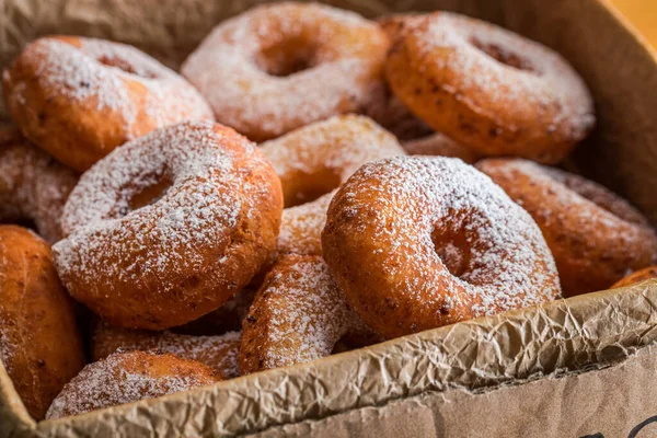 Closeup Heerlijke Zelfgemaakte Donuts Een Doos Zelfgebakken Gebak Donuts Voor — Stockfoto