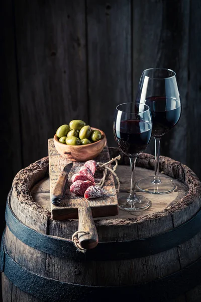 Wein Glas Und Vorspeise Auf Alten Holzfässern Hausgemachte Weinindustrie — Stockfoto