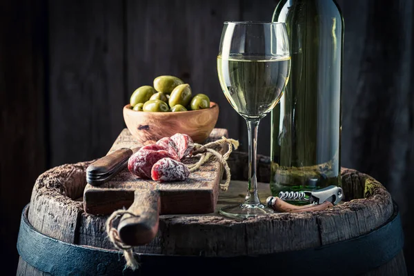 Bílé Víno Olivy Studené Řezy Víno Předkrm Vinařský Průmysl — Stock fotografie