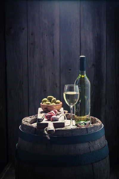 Chardonnay Vinho Com Azeitonas Frios Vinho Aperitivo Indústria Vinho — Fotografia de Stock