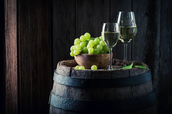 Bílé Víno Zelenými Hrozny Sudu Vinařský Průmysl — Stock fotografie