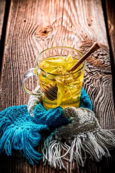 Горячий Чай Завернутый Шерстяной Шарф Исцеление Чая Гриппа Липой Медом — стоковое фото