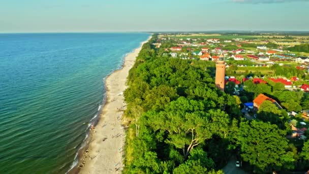Fyrtorn vid Östersjön, Polen. Turism på sommaren sjövägen. — Stockvideo