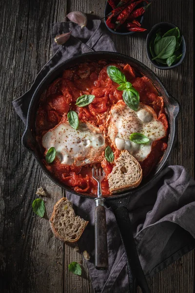 Shakshuka Con Tomates Huevos Perfecto Para Desayunar Cocina Tunecina —  Fotos de Stock