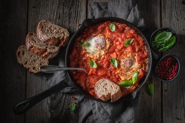 Shakshuka Tomatoes Eggs Herbs Tunisian Cuisine Perfect Breakfast — Stockfoto