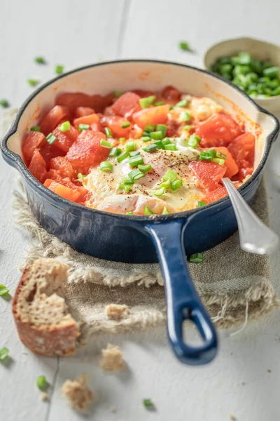 Shakshuka Con Pomodori Uova Serviti Colazione Cucina Tunisina Perfetto Colazione — Foto Stock