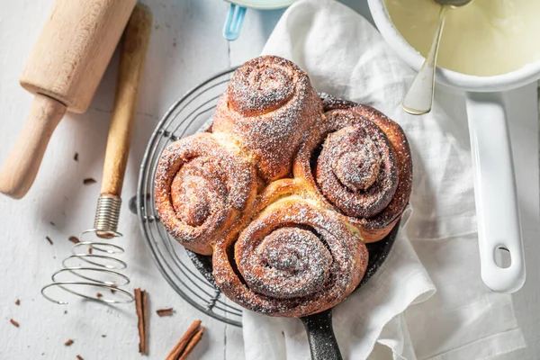 Hot Cinnamon Buns Cocoa Sugar Best Christmas Snack Swedish Cuisine — Stock Photo, Image