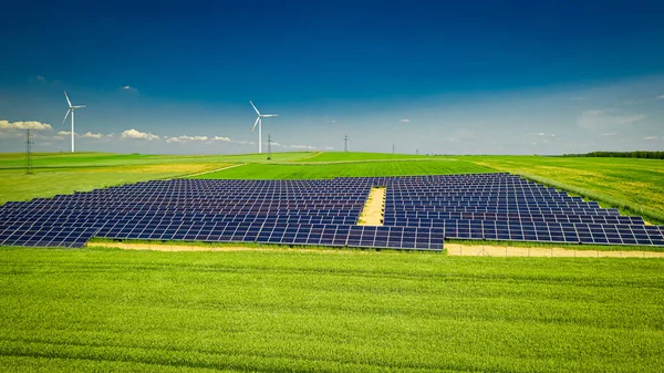 Painéis Solares Turbinas Eólicas Campo Verde Energia Alternativa Polónia Energia — Fotografia de Stock