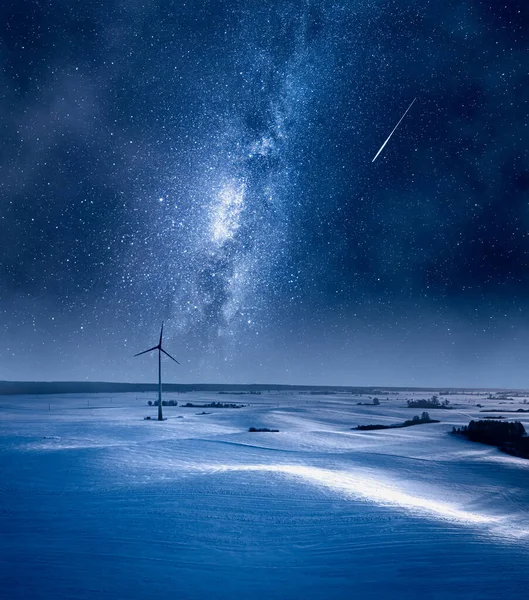 Млечный Путь Над Ветряной Турбиной Ночью Альтернативная Энергия Зимой Польша — стоковое фото
