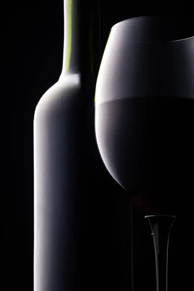 Silhouet Van Groene Fles Rood Wijnglas Een Zwarte Achtergrond Glas — Stockfoto