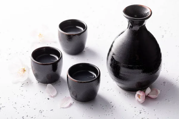 Sake Yang Kuat Dengan Buah Ceri Mekar Secara Tradisional Disajikan — Stok Foto