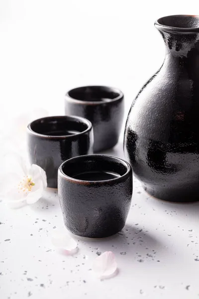 日本人的酒就像传统的酒精日本人喝酒的习惯 白石上的黑色陶瓷 — 图库照片