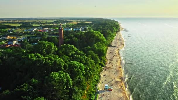 Bałtycka plaża o zachodzie słońca. Turystyka morska w Polsce. — Wideo stockowe