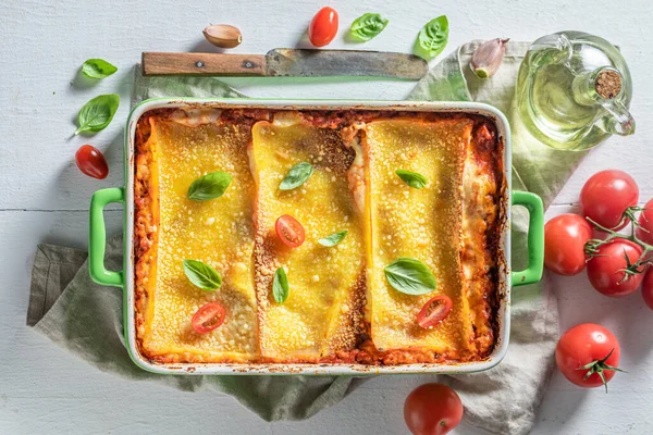 Traditionelle Lasagne Mit Bechamel Und Bolognese Sauce Der Kasserolle Braten — Stockfoto