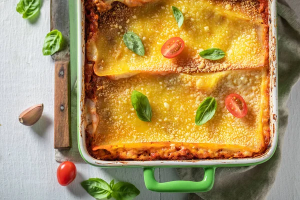 Gustose Lasagne Cotte Casseruola Con Formaggio Servito Con Basilico Cucina — Foto Stock