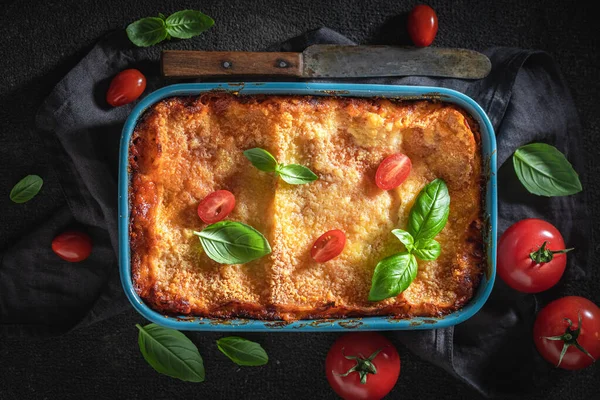 Lasagne Tradizionali Cotte Casseruola Con Formaggio Servito Con Basilico Cucina — Foto Stock