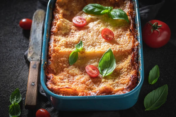 Lasaña Casera Con Bechamel Salsa Boloñesa Servido Con Albahaca Cocina —  Fotos de Stock