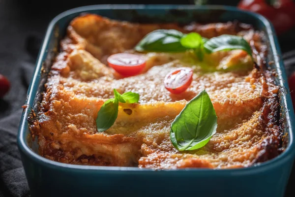 Lekkere Lasagne Gemaakt Van Tomaten Parmezaanse Kaas Geserveerd Met Basilicum — Stockfoto