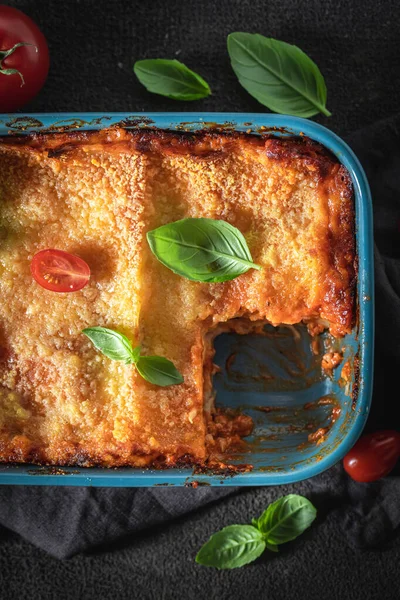 Lasaña Casera Hecha Tomates Parmesano Servido Con Albahaca Cocina Italiana —  Fotos de Stock