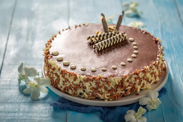 Delicious Toffee Cake Summer Flowers Tasty Chocolate Cake Vegan Chocolate — Stock Photo, Image