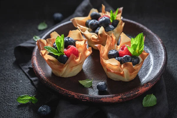 Lekkere Phyllo Kopjes Gemaakt Van Room Beries Zomer Dessert Keuken — Stockfoto