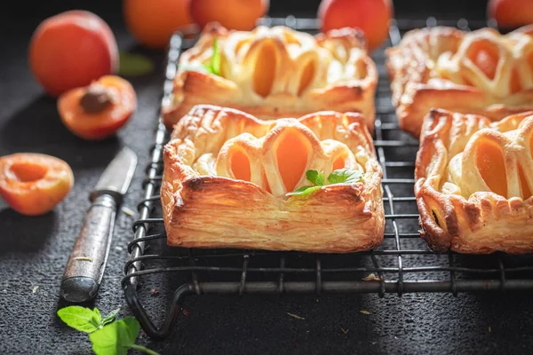 Сладкий Слоеный Пирог Персиками Мятой Уникальный Вкусный Торт Французская Кухня — стоковое фото