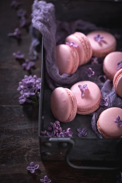 Lovely Macaroons Sabor Lilás Sobremesa Sabor Flor Fundo Bonito Para — Fotografia de Stock