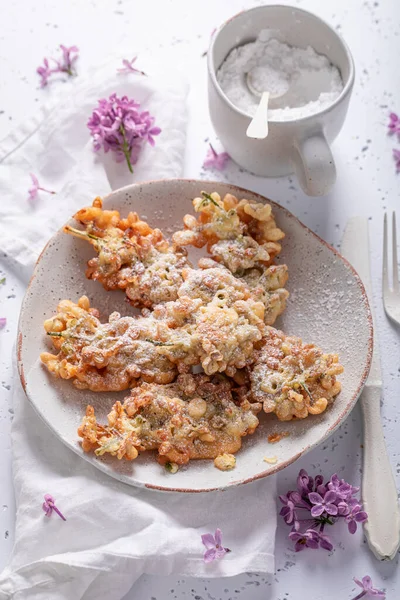 Gustoso Fiore Lilla Fritto Con Zucchero Velo Spuntino Estivo Fiori — Foto Stock