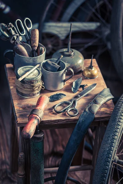 빈티지 자전거는 도구와 부품으로 서비스를 수정합니다 집에서 수리하는 — 스톡 사진
