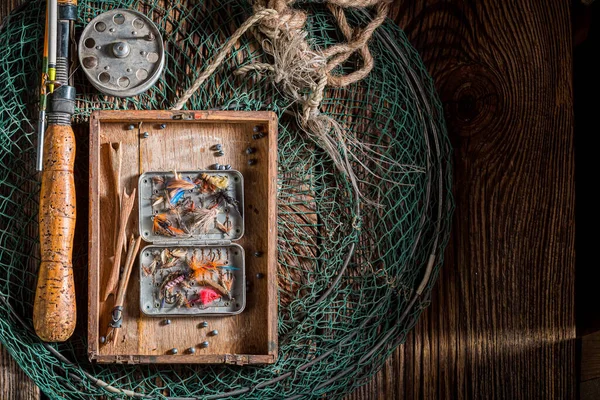 フロートやフックで手作りの釣りに挑戦 古い木造作業場の漁師 — ストック写真