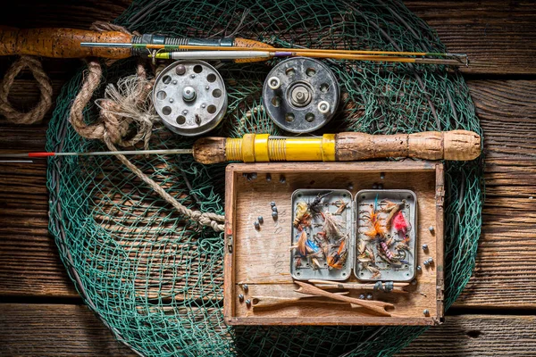 Oldtimer Angelausrüstung Mit Fliegen Und Ruten Fischereivorbereitung Alte Hölzerne Werkstatt — Stockfoto