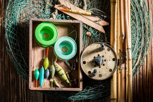 用棒子和诱饵做钓鱼者用的旧东西 捕鱼设备 旧木制作坊渔民 — 图库照片