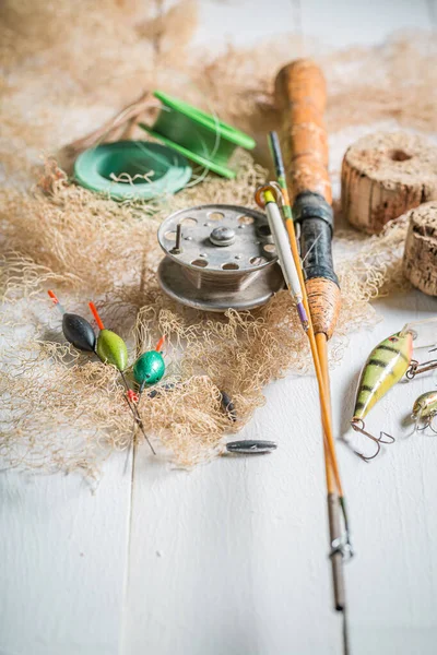 Vintage Fiskeutrustning Med Flugor Och Spön Fiskeutrustning Gammal Träverkstad Fiskare — Stockfoto