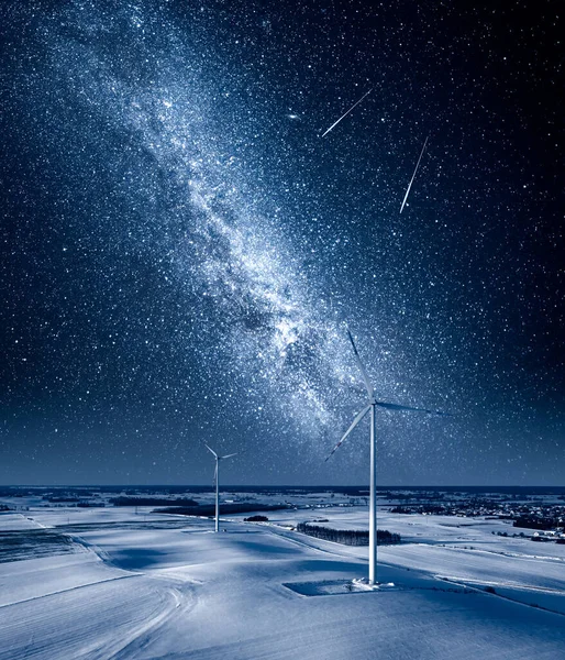 Млечный Путь Над Снежным Полем Ветряной Турбиной Зимнее Небо Ночью — стоковое фото