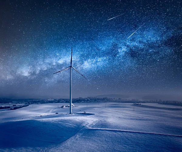 Млечный Путь Над Ветряной Турбиной Поле Ночное Небо Зимой Вид — стоковое фото