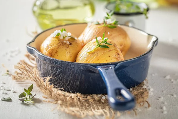 Delicioso Hasselback Con Hierbas Frescas Sal Cocina Sueca Plato Patatas —  Fotos de Stock