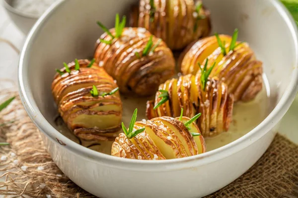 Hasselback Casero Con Hierbas Aceite Cocina Escandinava Plato Patatas Suecia —  Fotos de Stock