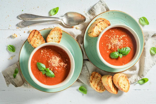 Sopa Tomate Caseira Com Torradas Manjericão Sopa Com Croutons Sopa — Fotografia de Stock