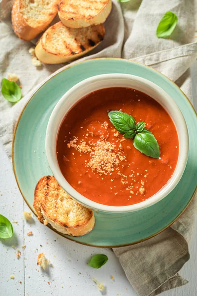 Sopa Tomate Quente Com Torradas Manjericão Sopa Com Parmesão Sopa — Fotografia de Stock